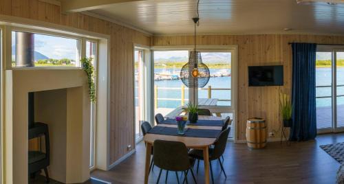 Vestvagøy Apartment | Exceptional Lilleeideholmen Sjøhusutleie: 4-Star Comfort
