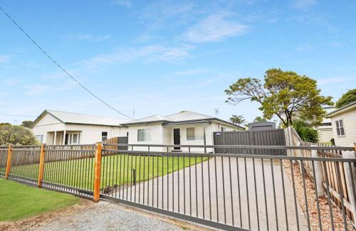 Lakes Entrance House | Discover Pet-Friendly Comfort at Lilly G Hotel
