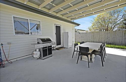 Lakes Entrance House | Discover Pet-Friendly Comfort at Lilly G Hotel