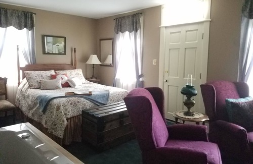 Cedarburg House | Top-Rated Lilly Pad Boerners Guest House with Hot Tub