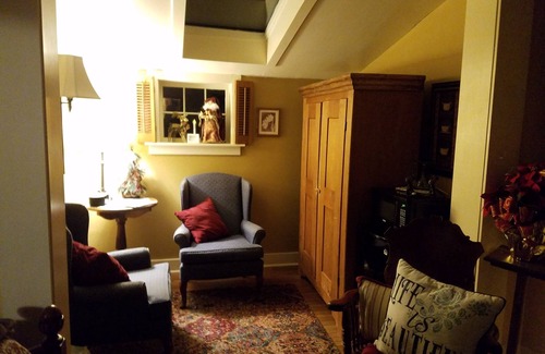 Cedarburg House | Top-Rated Lilly Pad Boerners Guest House with Hot Tub