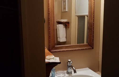 Cedarburg House | Top-Rated Lilly Pad Boerners Guest House with Hot Tub
