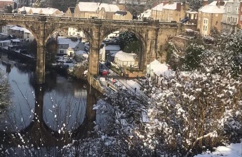 Knaresborough Apartment | Inviting Lilly Pad: 4-Star Hotel with Breakfast Included
