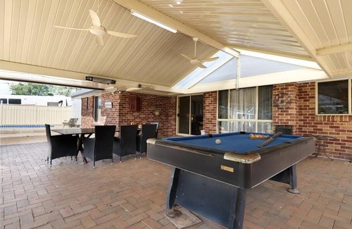 Wallalong House | Discover Comfort at Lilly Pilly Lodge - 4 Star Retreat