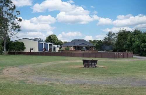 Wallalong House | Discover Comfort at Lilly Pilly Lodge - 4 Star Retreat