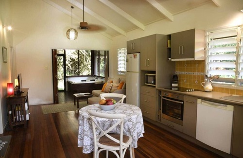 Mission Beach House | Tranquility Rainforest: Guest Rated 10/10 with Spa & Pool