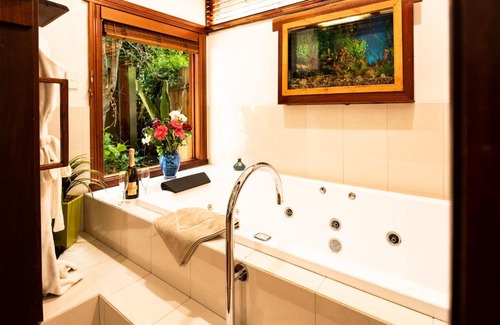 Balmoral Ridge Bed & Breakfast | Indulgent Lillypilly's Cottages & Day Spa with Hot Tub