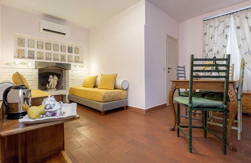 San Giovanni Apartment | Perfectly Located Lily Apartment Near Iconic Florence Landmarks
