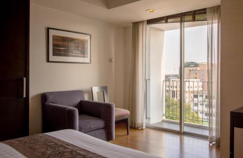 Bang Na Hotel | Comfortable Stay at Lily Hotel Bangkok with Breakfast Included