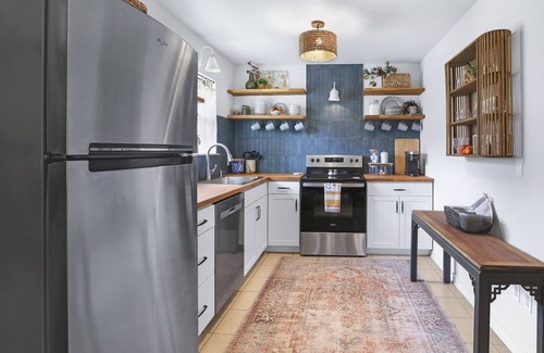 Woodcreek House | Delightful Lily Pad Cottage on Cypress Creek - Guest Rated 10/10