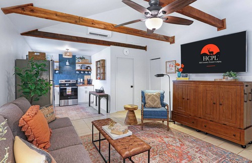 Woodcreek House | Delightful Lily Pad Cottage on Cypress Creek - Guest Rated 10/10