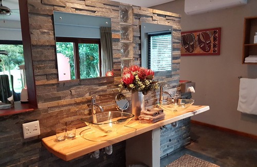 Die Barakke House | Serene Getaway at Lily Pond Country Lodge - 4-Star Retreat