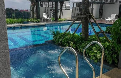 Central District Apartment | Elegant Lily Suite with City & Sea Views Near Pool