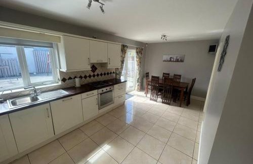 Buncrana House | Family-Friendly Stay at Lily’s Town House - Guest Rated 9.8