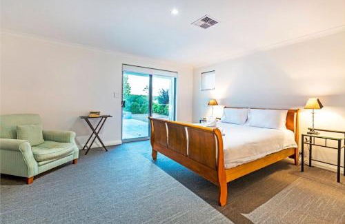 Yallingup House | Lilywood - Minutes from Wineries and Yallingup Beach