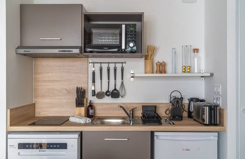 Dobree-Bon Port Apartment | Convenient Lima Apartment Near Nantes Island with Spa & Kitchen
