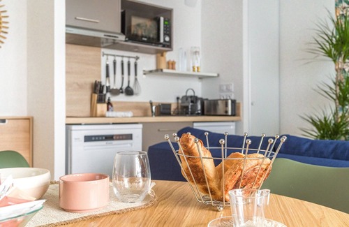 Dobree-Bon Port Apartment | Convenient Lima Apartment Near Nantes Island with Spa & Kitchen