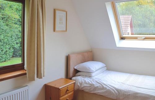 Oakley House | Delightful Lime Tree Cottage: 4-Star Pet-Friendly Retreat