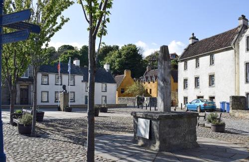 Oakley House | Delightful Lime Tree Cottage: 4-Star Pet-Friendly Retreat