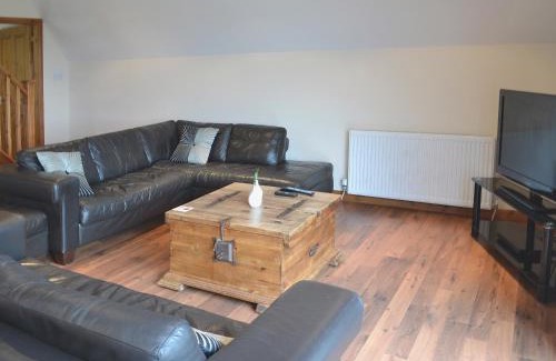 Oakley House | Delightful Lime Tree Cottage: 4-Star Pet-Friendly Retreat