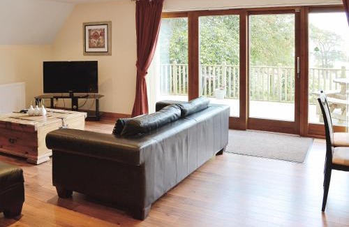 Oakley House | Delightful Lime Tree Cottage: 4-Star Pet-Friendly Retreat