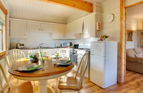 Morpeth Cottage | Exceptional Lime Tree Lodge with Ocean View & Breakfast
