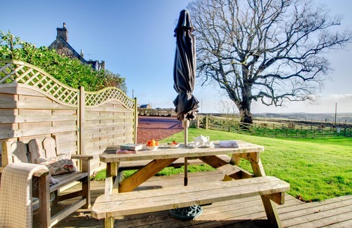 Morpeth Cottage | Exceptional Lime Tree Lodge with Ocean View & Breakfast