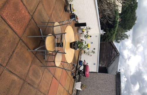 Carluke House | Cozy Limegrove House: Pet-Friendly & Family Amenities