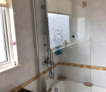 Carluke House | Cozy Limegrove House: Pet & Child Friendly, Rated 8.8/10