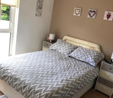Carluke House | Cozy Limegrove House: Pet & Child Friendly, Rated 8.8/10