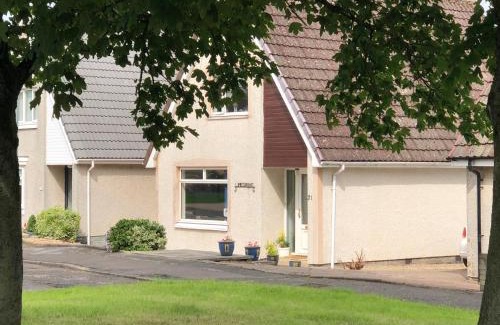 Carluke House | Cozy Limegrove House: Pet & Child Friendly, Rated 8.8/10