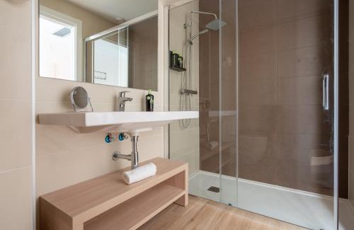 El Camp de l'Arpa del Clot Hotel | Elegant Family Getaway at limehome Barcelona Besalú 82