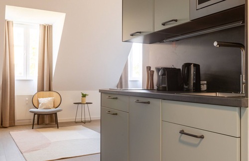 Tempelhof Apartment | Comfortable Stay at limehome Berlin with Spa & Kitchen