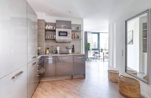New Town Apartment | Inviting limehome Köln Friesenplatz with Restaurant & Breakfast