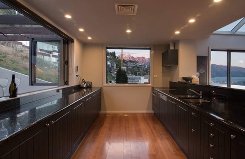 Queenstown City Centre Villa | Lake View Retreat: Limerick Lane with BBQ & Fire Place