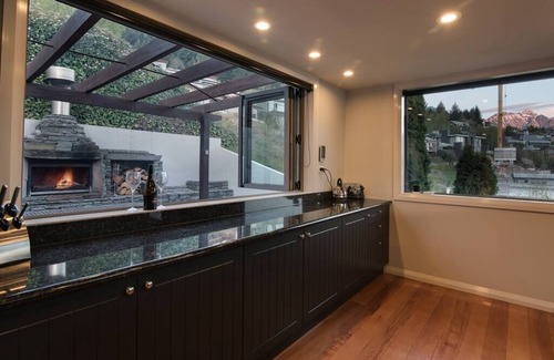 Queenstown City Centre Villa | Lake View Retreat: Limerick Lane with BBQ & Fire Place