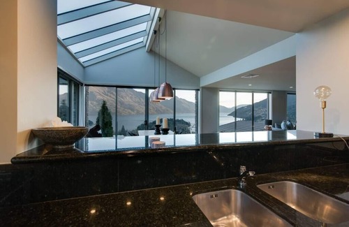 Queenstown City Centre Villa | Lake View Retreat: Limerick Lane with BBQ & Fire Place
