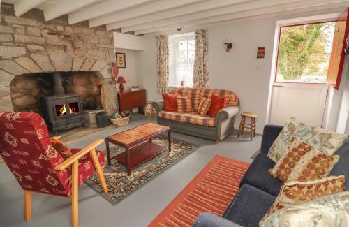 Carran House | Inviting Limestone Cottage: Family-Friendly Retreat