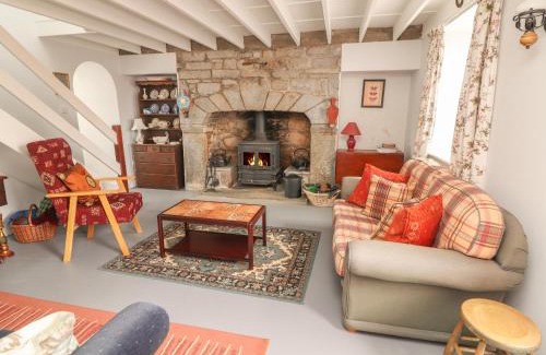 Carran House | Inviting Limestone Cottage: Family-Friendly Retreat