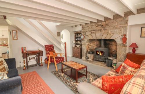 Carran House | Inviting Limestone Cottage: Family-Friendly Retreat