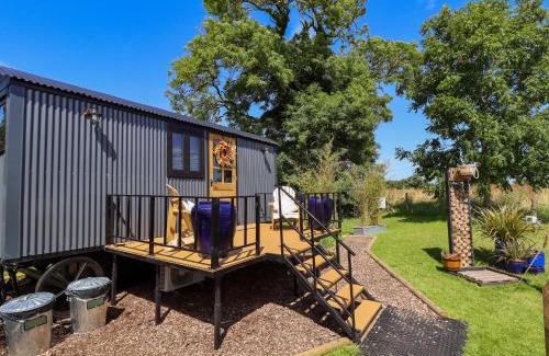 Retford House | Elegant Glamping Experience in Portland - 4-Star Retreat