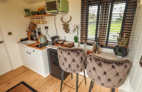 Retford House | Elegant Glamping Experience in Portland - 4-Star Retreat