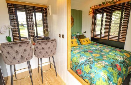 Retford House | Elegant Glamping Experience in Portland - 4-Star Retreat