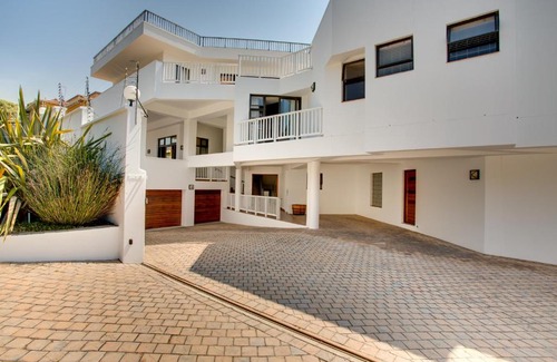 Robberg Beach House | Elegant Limoni Suites with Ocean Views and Kid-Friendly Amenities