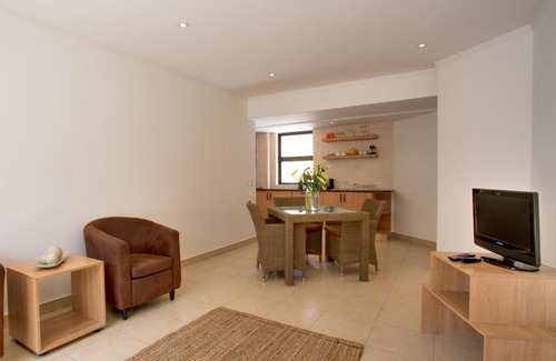 Robberg Beach House | Elegant Limoni Suites with Ocean Views and Kid-Friendly Amenities