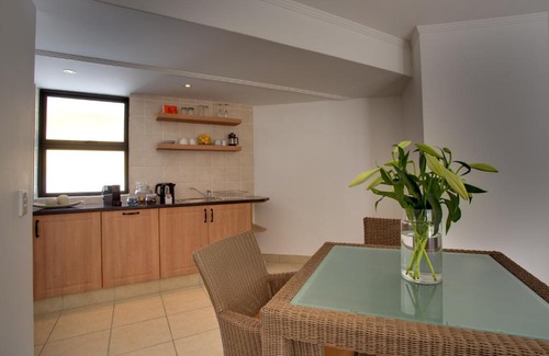 Robberg Beach House | Elegant Limoni Suites with Ocean Views and Kid-Friendly Amenities