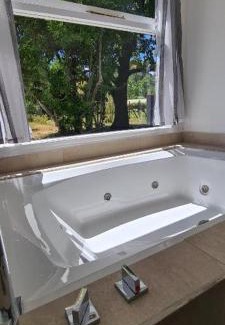 Lago Puelo Hotel | Relax at Linaje Hotel Boutique with Oceanfront Pool Access