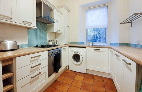 Duloch Apartment | Convenient Linburn House Apartment with Kitchen & Breakfast
