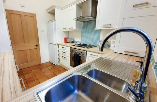 Duloch Apartment | Convenient Linburn House Apartment with Kitchen & Breakfast