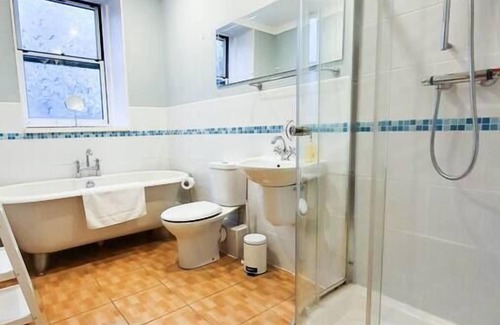 Duloch Apartment | Convenient Linburn House Apartment with Kitchen & Breakfast